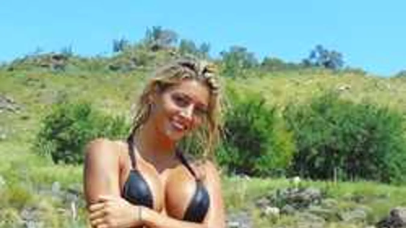 Lesd meg, félmeztelenül napozik a dús keblű, tévés bombázó