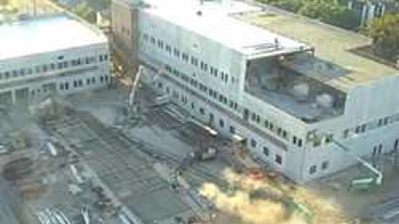 Súlyos baleset történt az építkezésen, centiken múlott a tragédia! - videó