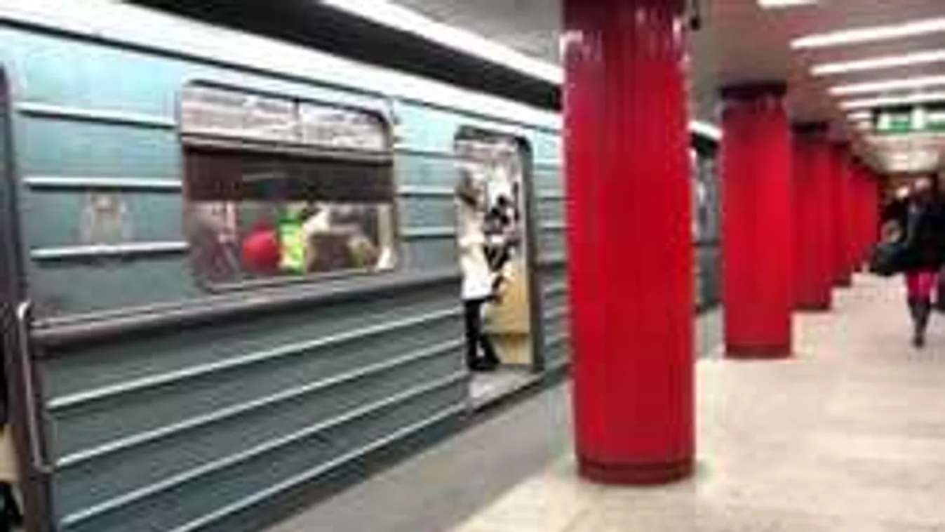 Egy elkövető videója: így támadták meg a metrót a Pöttyös utcánál