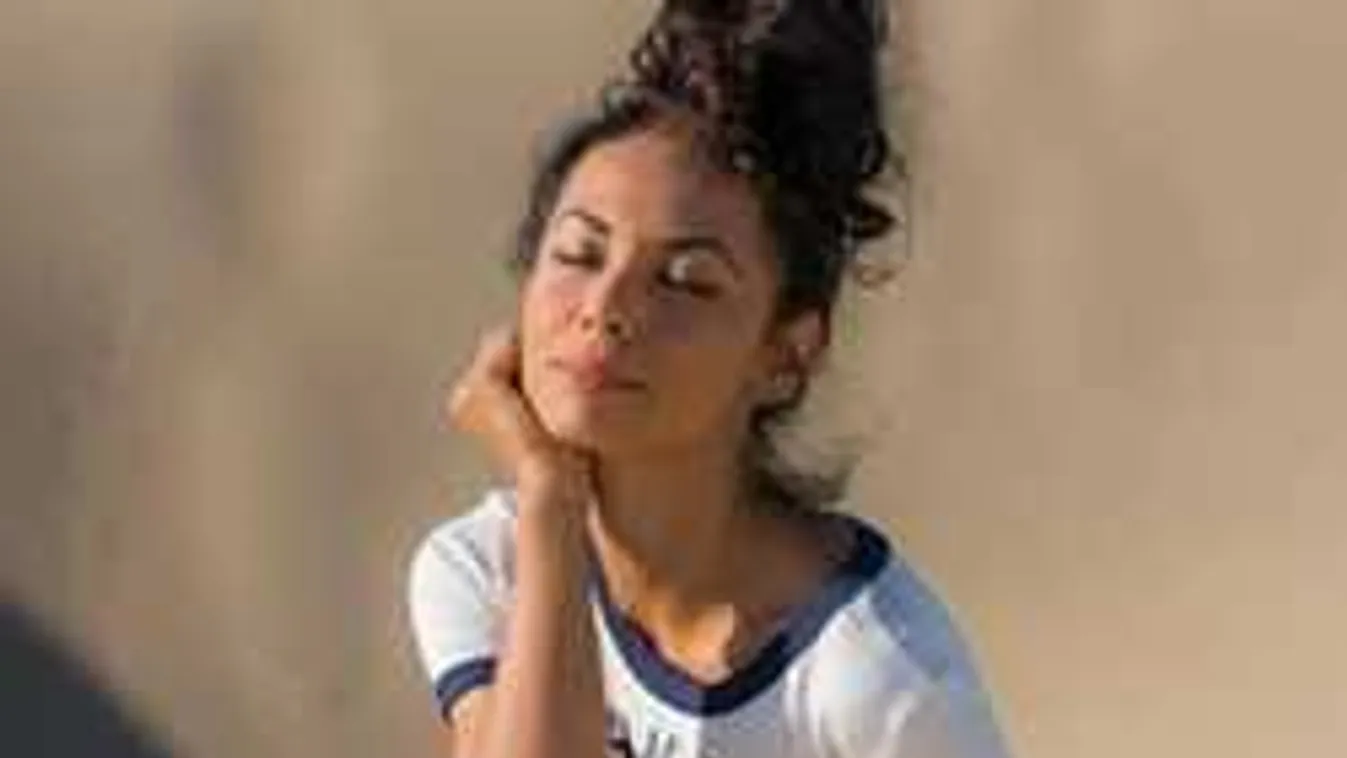 Elképesztő aktfotót tettek közzé a népszerű énekesnőről!