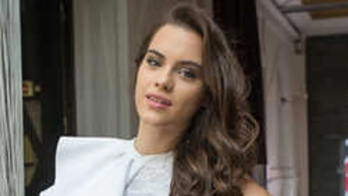 Csak nem? Esküvői ruhás képet posztolt magáról a magyar sztár