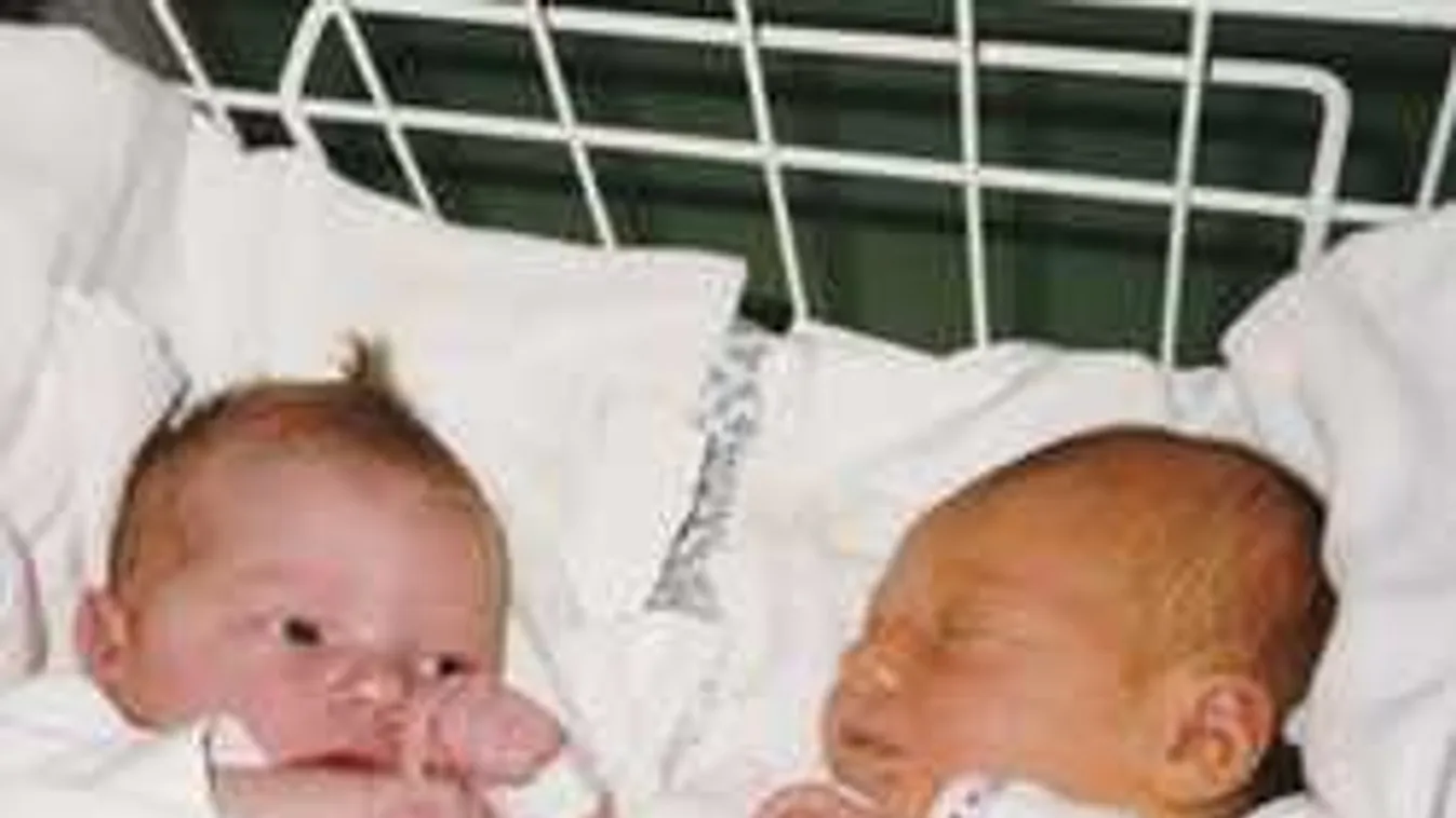 Együtt kezdték az életet, 18 év után találtak egymásra a lányok