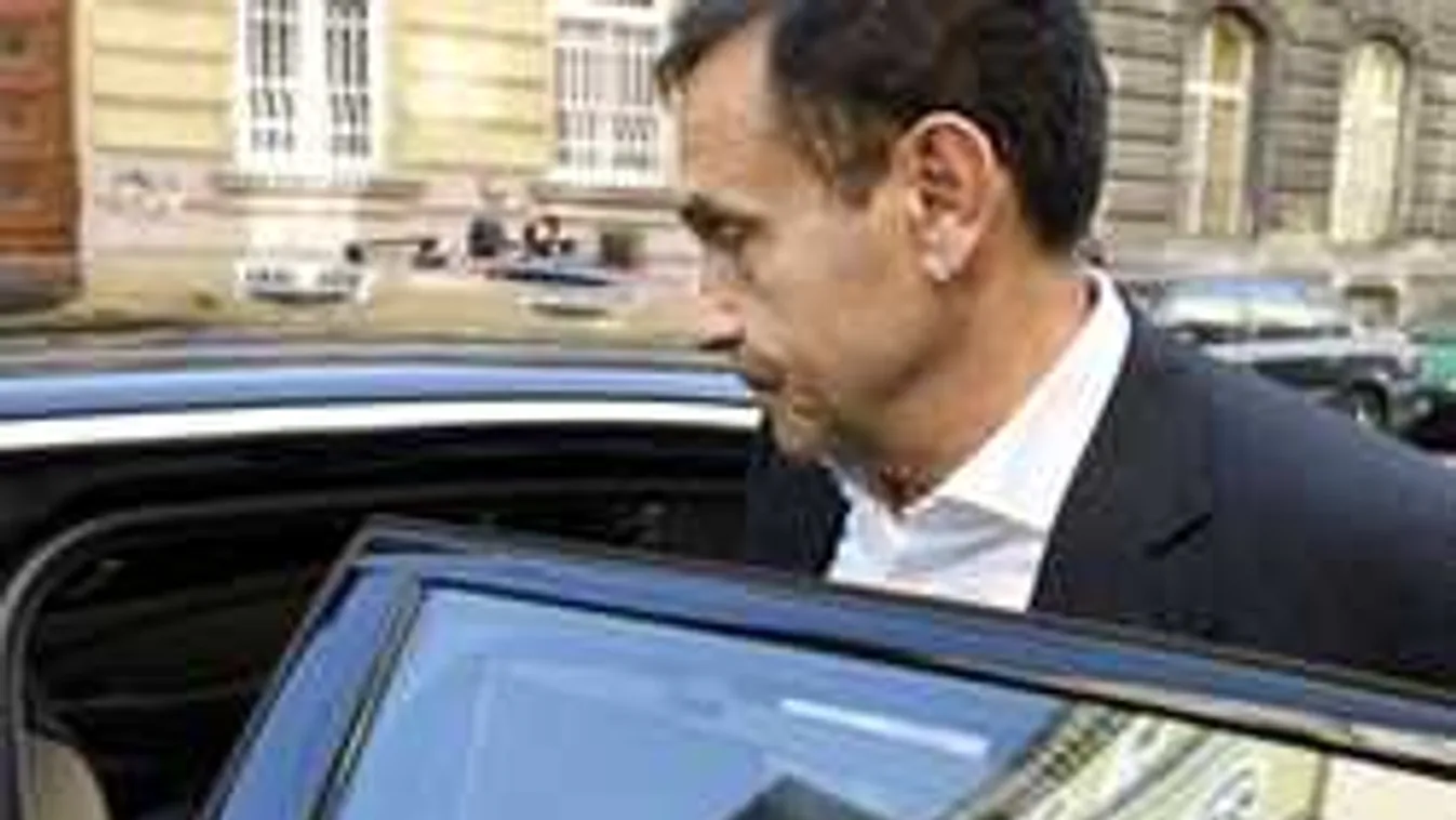 Friss fotók: Így sétált haza Gyárfás Tamás az őrizetből