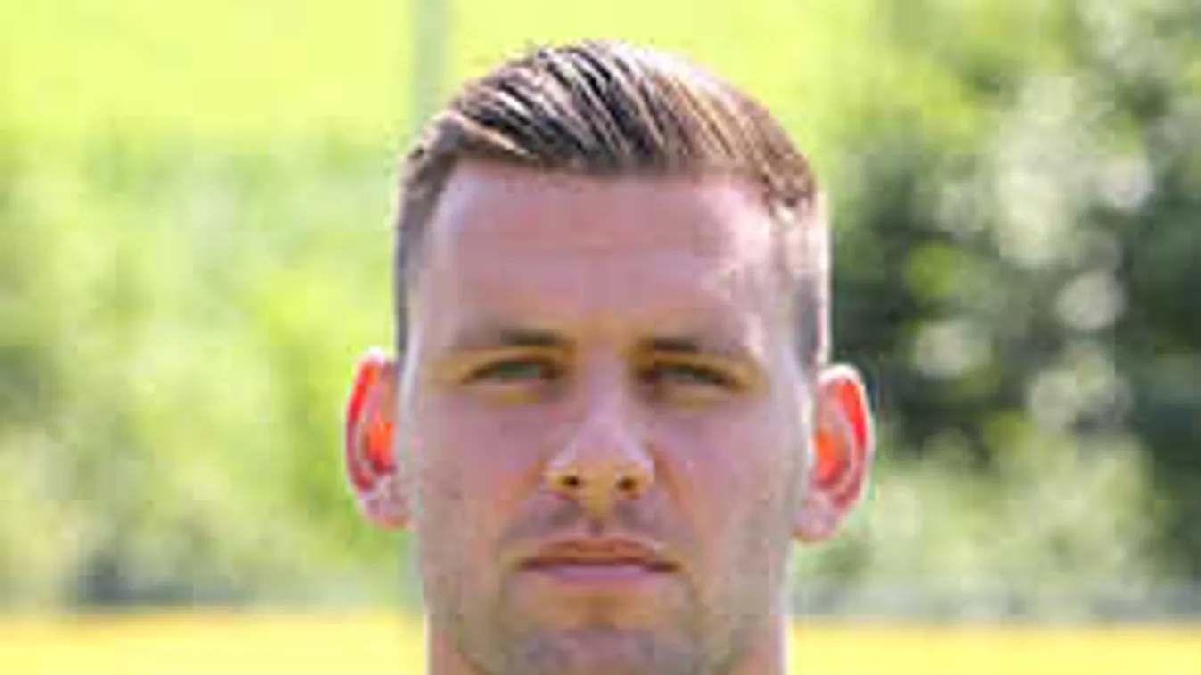 Elképesztő hír, országot válthat a népszerű magyar sztár!