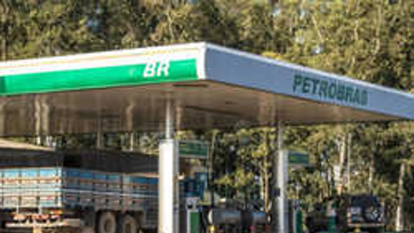 Anyaszült meztelenül toppant be a benzinkútra egy középkorú nő - videó