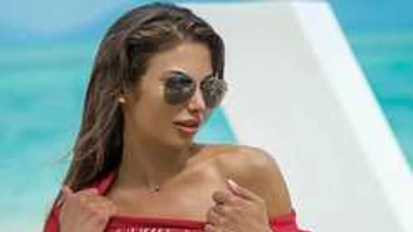 Ágaskodó mellbimbójával küzd a vadul vetkőző modell