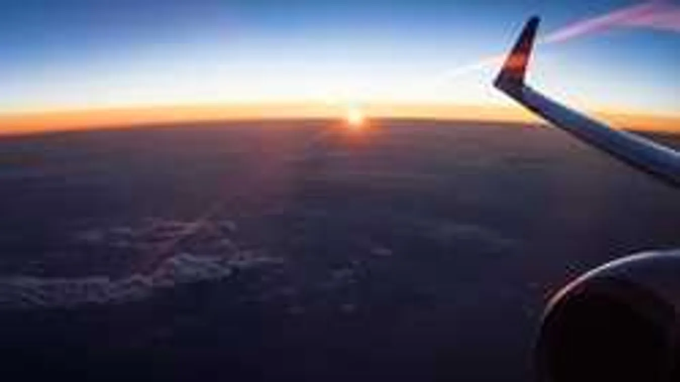 Olyan durva jelenet játszódott le a repülőn, hogy megszakította útját