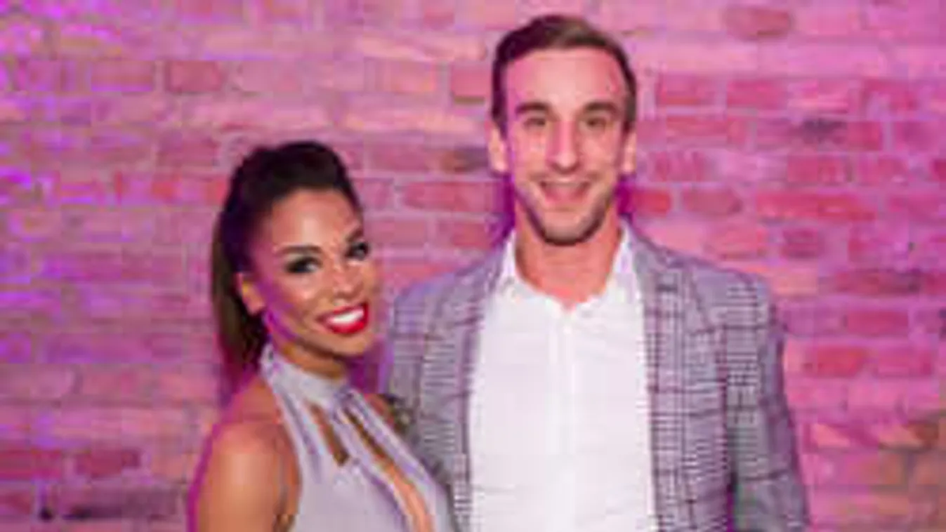 Vigasz csók, így köszöntötte szerelmét a magyar sztár