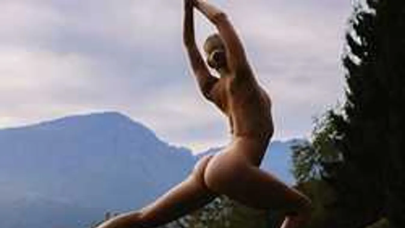 Totál meztelenül jógázott a strandon a fiatal modell!