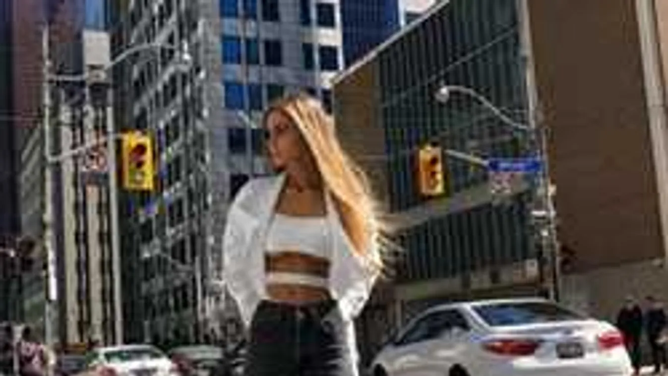 Tök pucér szelfit készített reggeli készülődés közben a fiatal modell