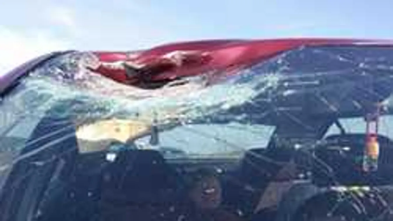 15 kilós vasdarab zuhant a család autójára