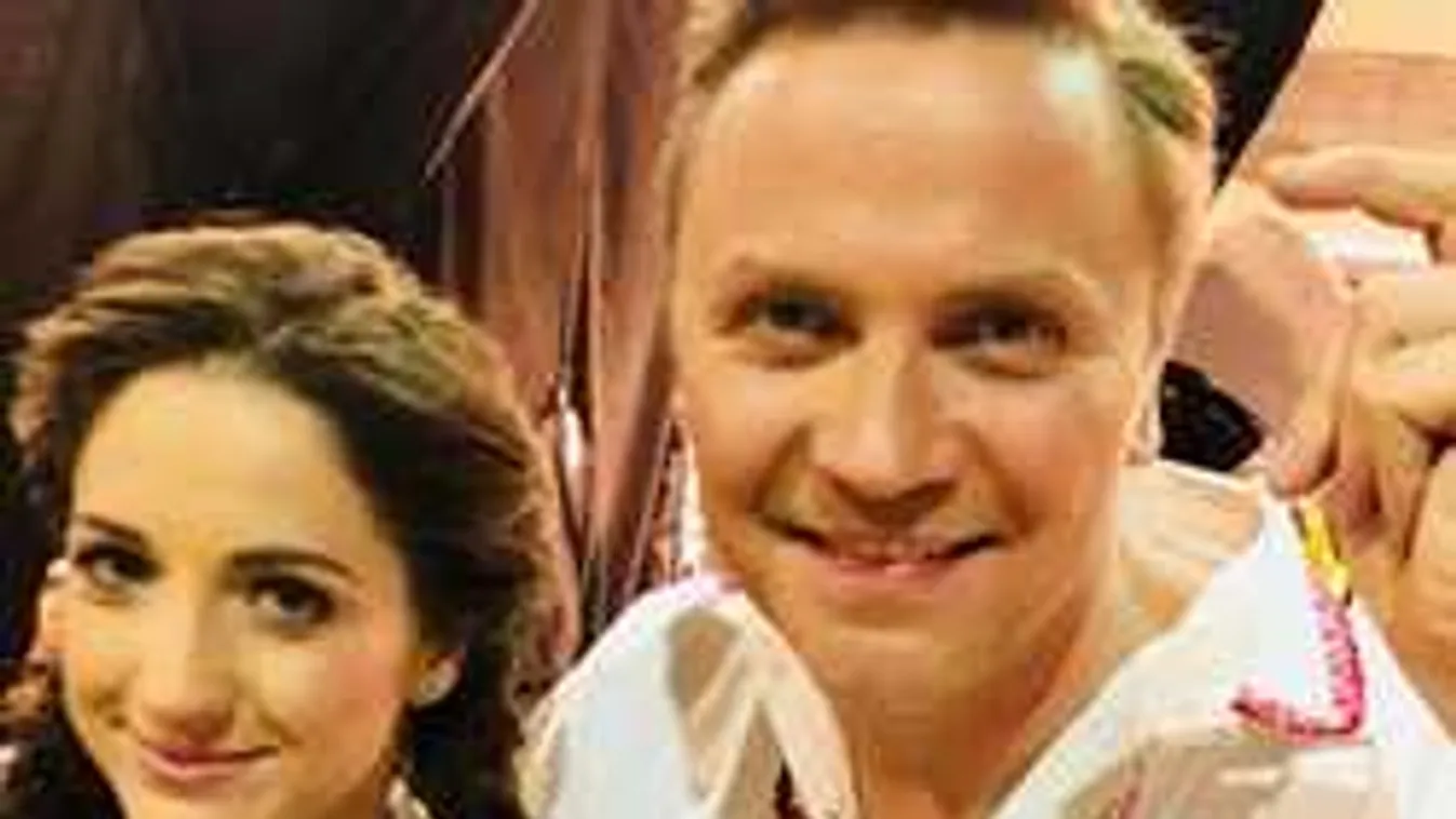 Intim pillanat a színfalak mögött: így ölelte kedvesét a TV2 sztárja