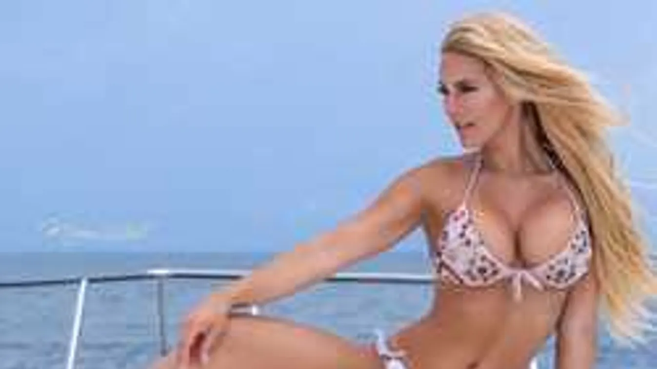 Lesd meg, a vasútállomáson villantotta meg gigamelleit a szőke bombázó