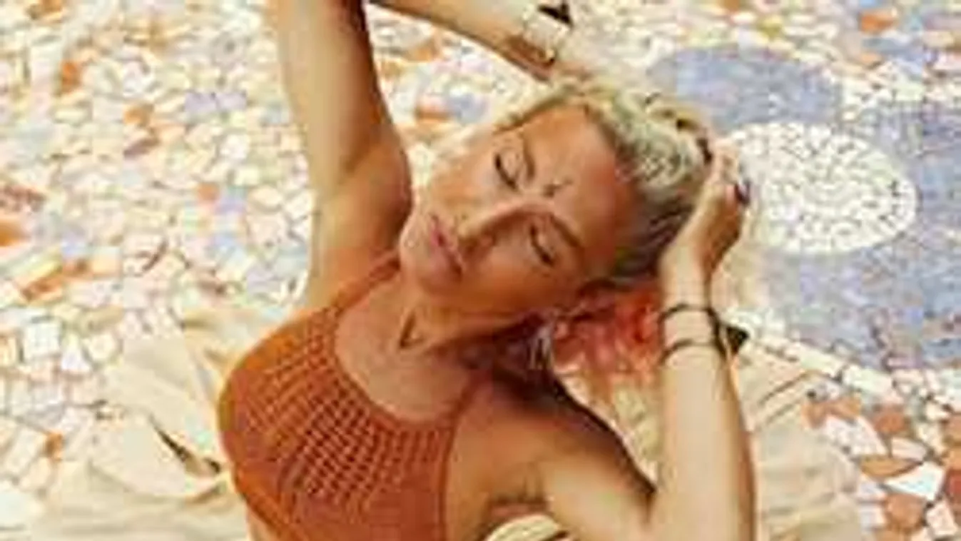 Se bugyi, se más: anyaszült meztelenül jelentek meg a modellek a strandon