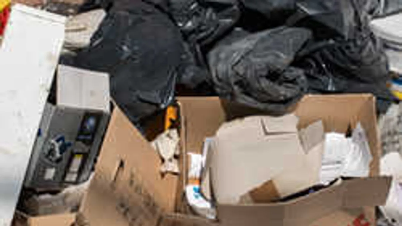 Kiakadtak a lakók, elegük van a lomtalanításból