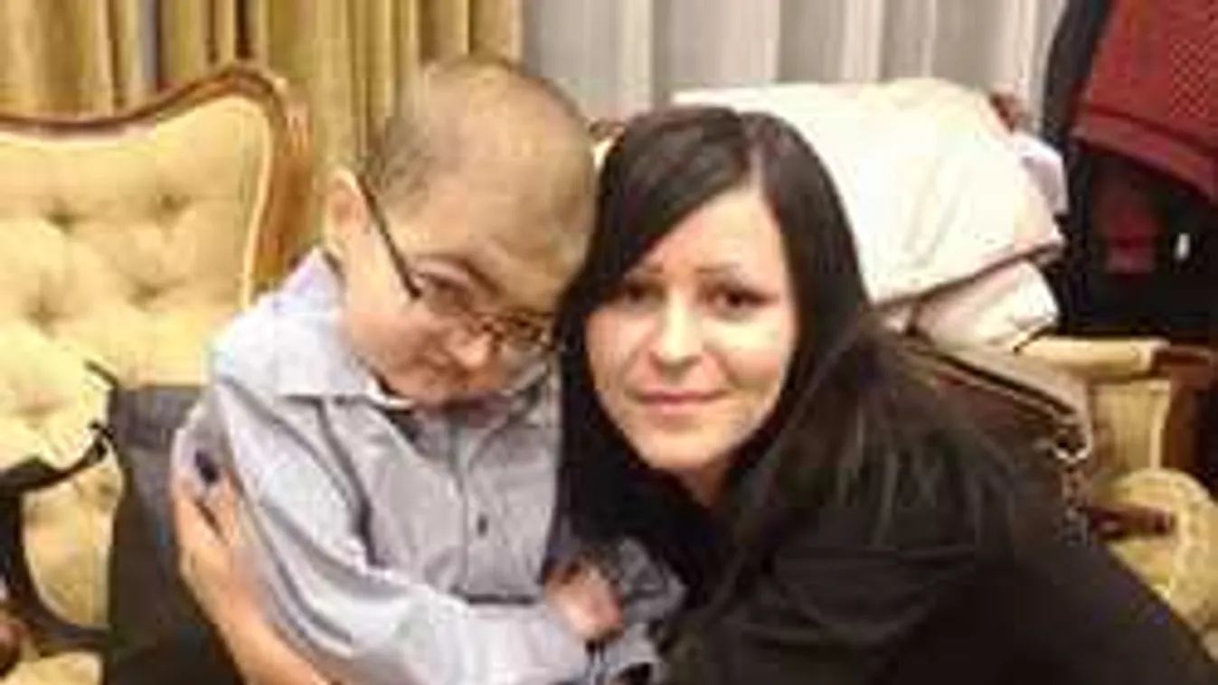 Ezzel támadják a súlyos beteg kisfiú segítőjét