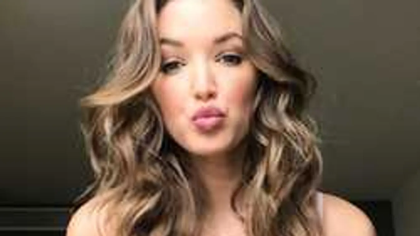 Se bugyi, se más: benedvesítette meztelen testét a vadóc ringlány