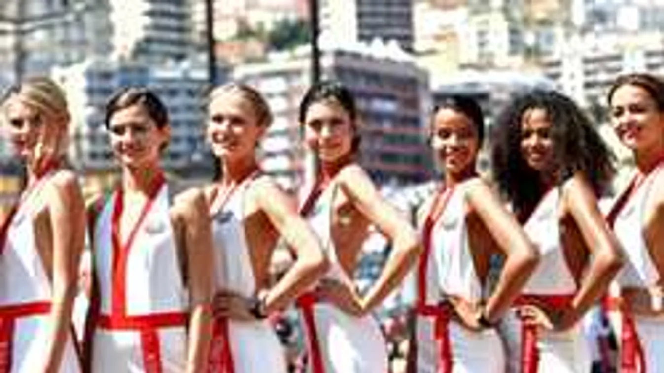 Bemutatnak az F1 főnökeinek: újra a dögös modelleké a versenypálya!