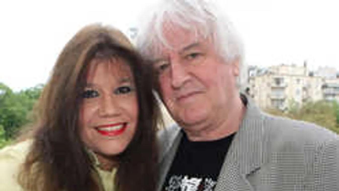 Exkluzív fotók: Így engedte el férjét örökre Tahi Tóth László özvegye