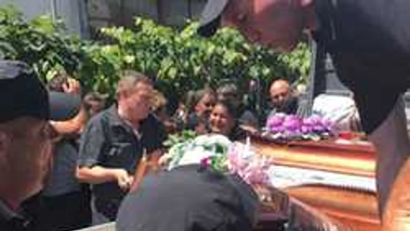 Hazavitték a ceglédbérceli baleset áldozatainak a koporsóit