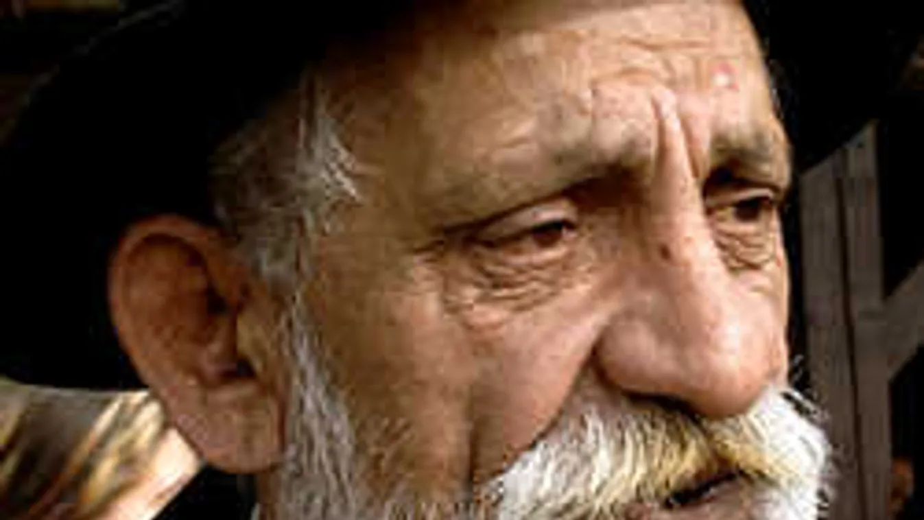 Fia sírját ölelve zokogott a temetésen Choli bácsi volt felesége