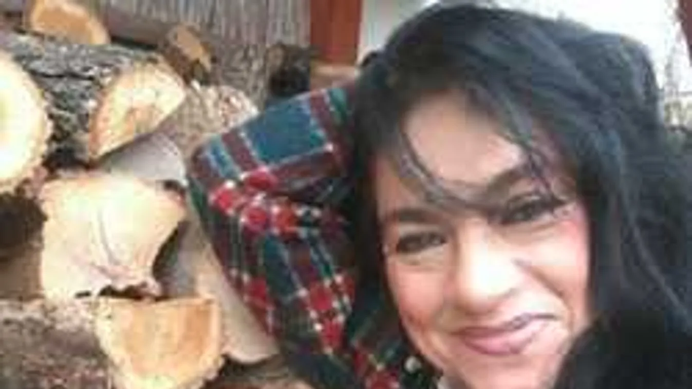 Elképesztően merész mutatványt gyakorol a magyar sztárszínésznő - Fotó