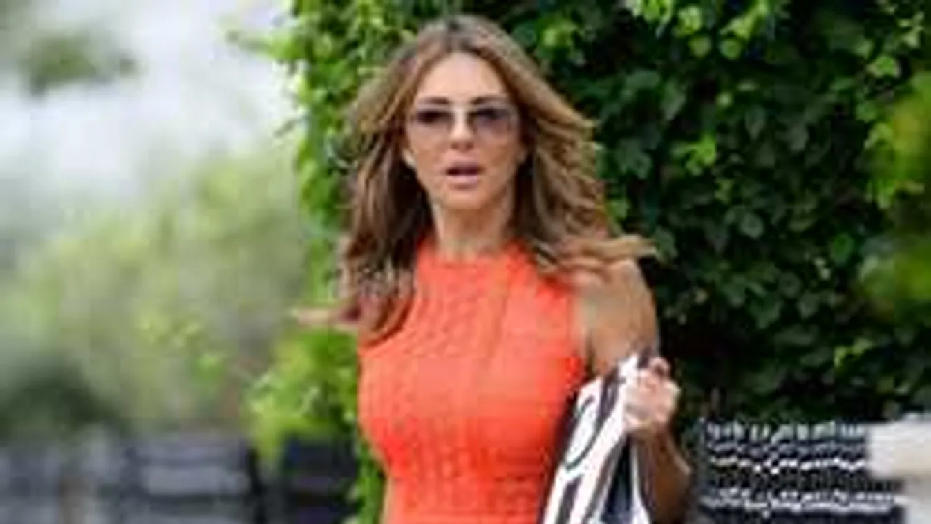 Szédítő látvány, apró bikiniben mutatta meg magát az 52 éves sztármami