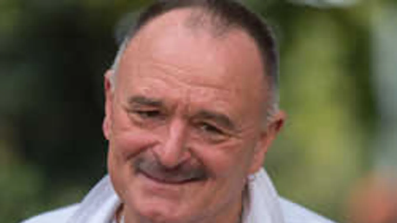 Bevallotta a sztár: több tucat embert tart el