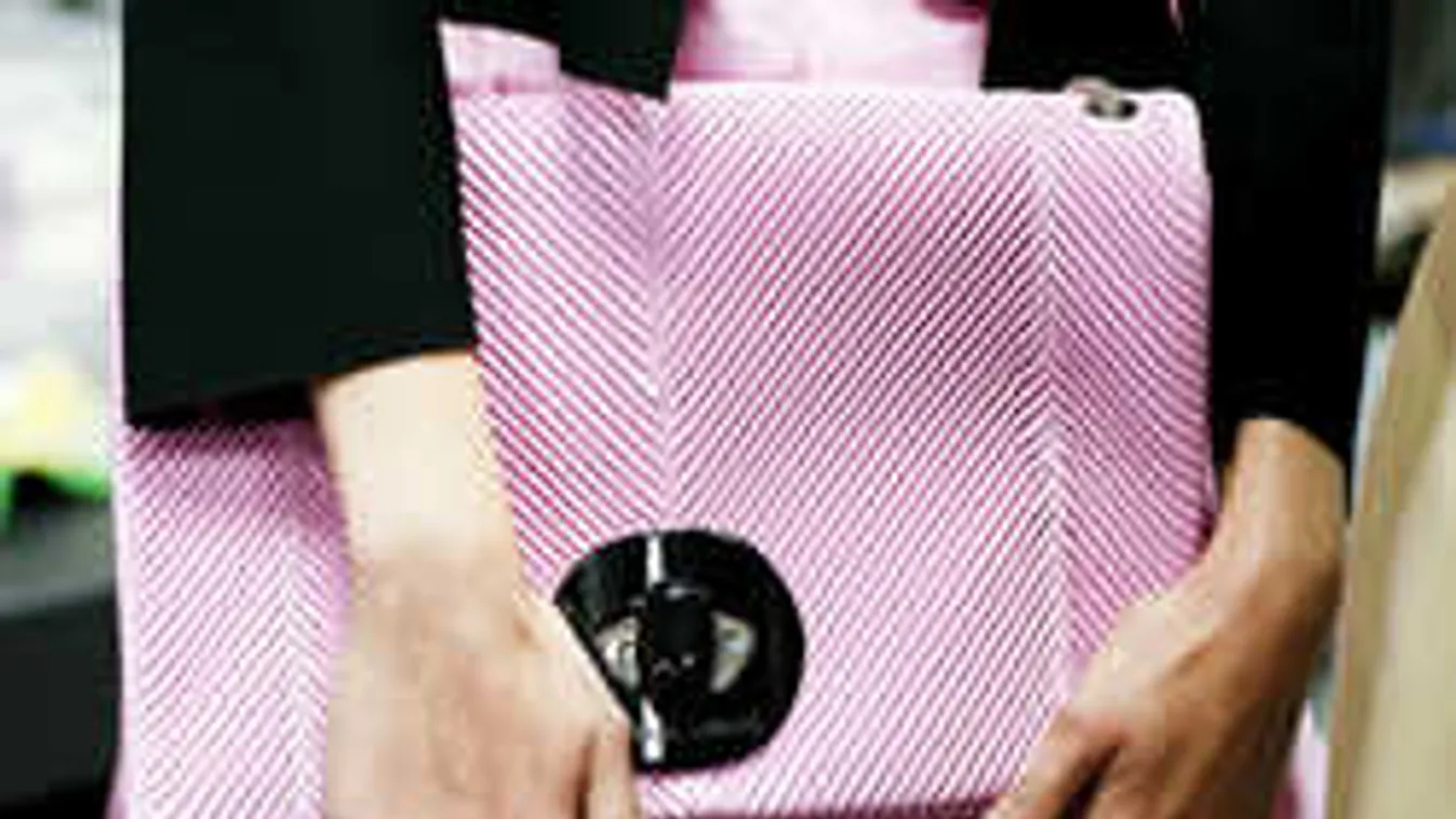 Táskát keresel tavaszra? Ez a szín lesz most a  menő