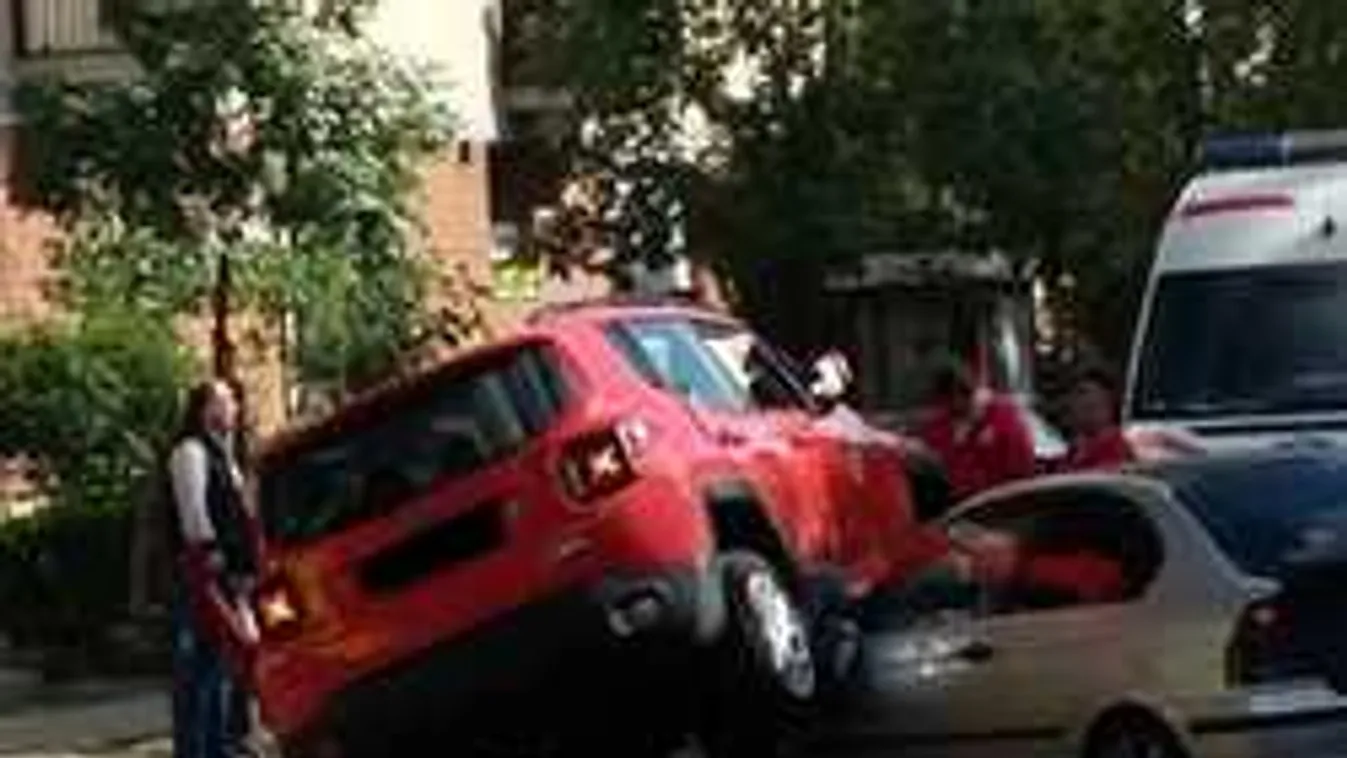 Durva baleset Budapesten: Kocsi tetején állt meg az autó - fotóval