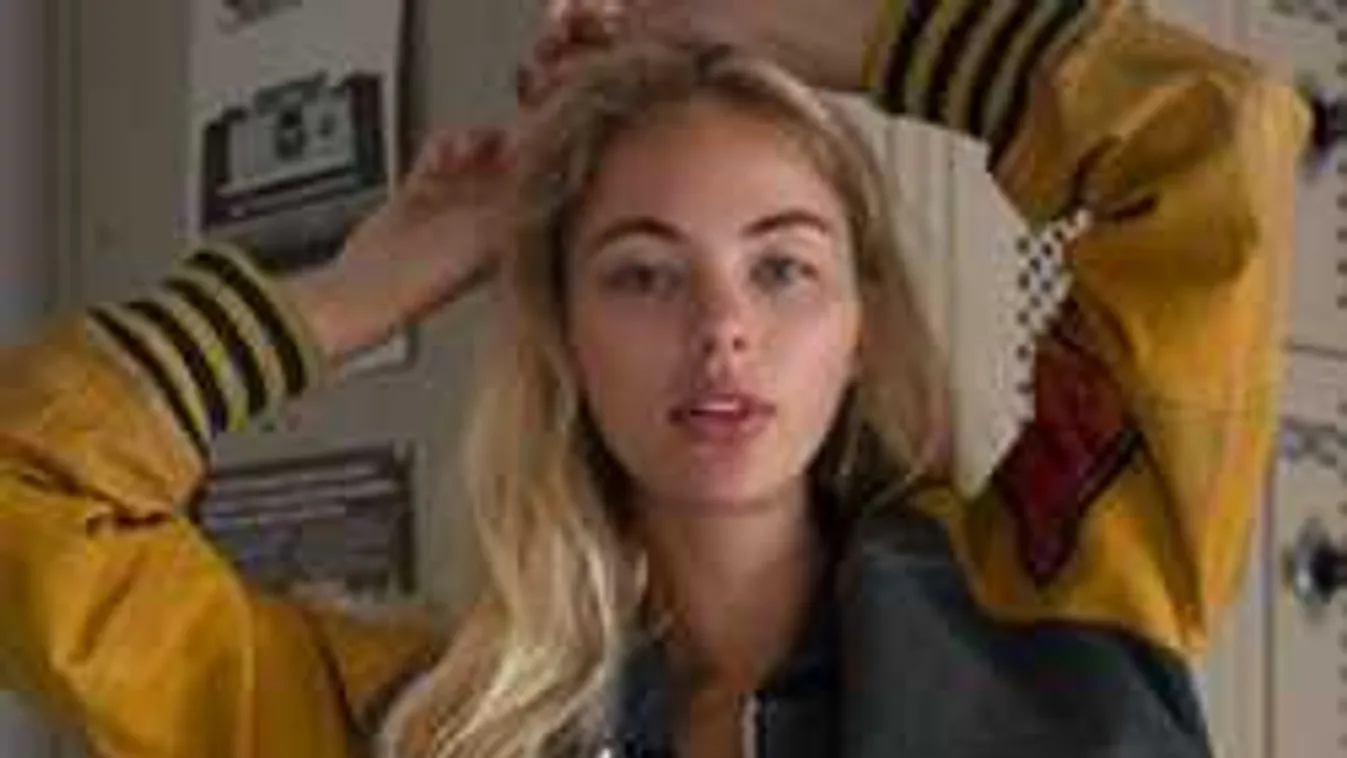 Nudizás közben fotózták le a szőke bombázót, kicsit sem jött zavarba!