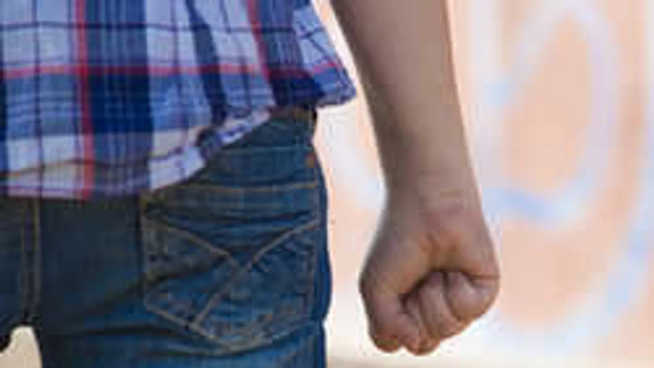 Tanárával és feleségével is szexelt a diák, körözi a rendőrség