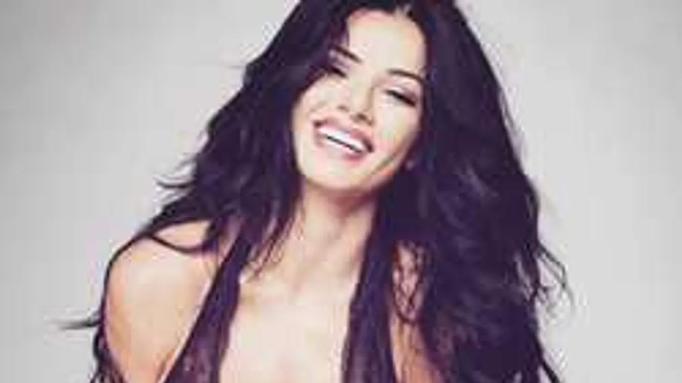 Csodás keblek, a fürdőkádban lesték meg a meztelenül pancsoló bombázót