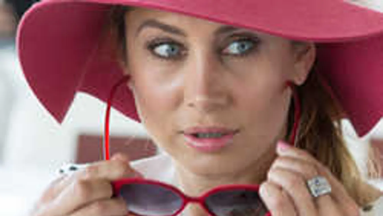 Szexért könyörögnek a férfiak a magyar sztáranyukának