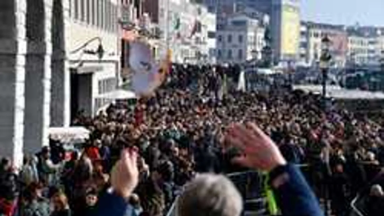 Háború dúl Velence utcáin