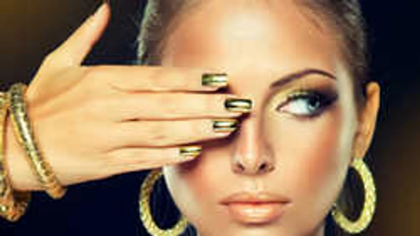 Tarol a tükörköröm, elképesztő szexi tőle minden nő