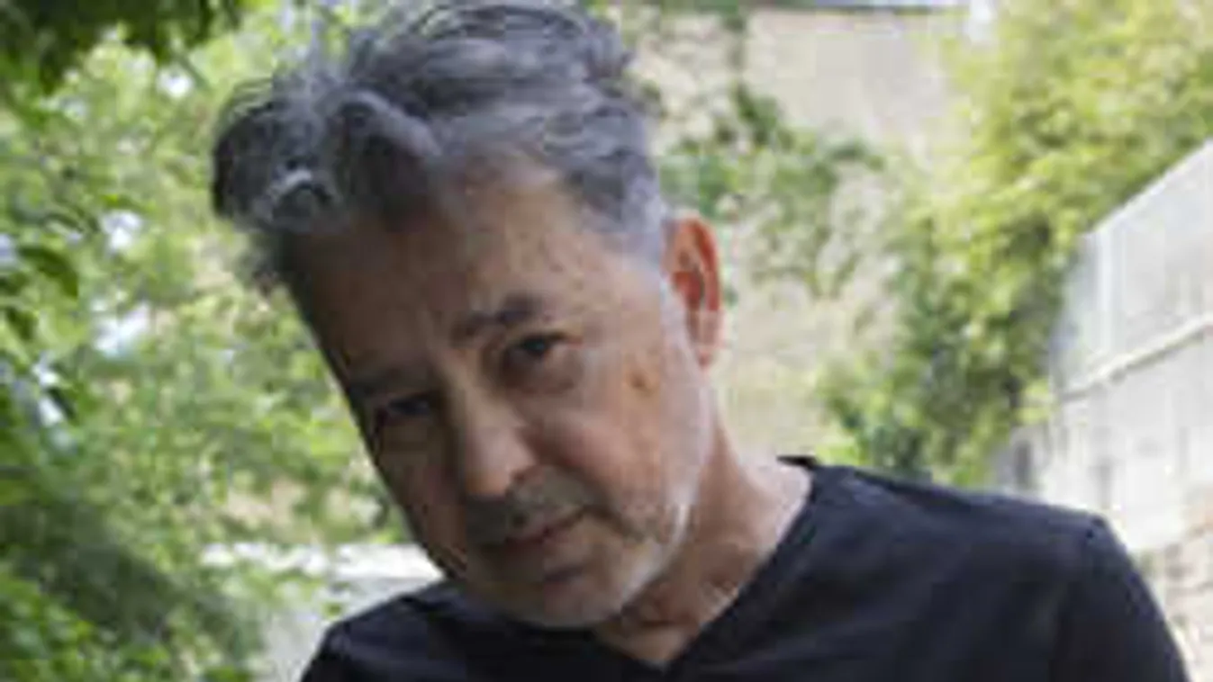 Kezén viseli szívműtéte nyomát a Piramis énekese