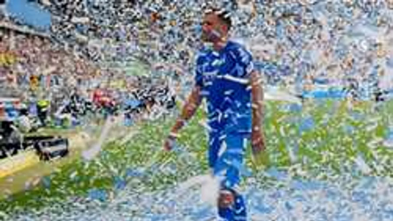 Tombolva verte az asztalt a magyar sztár a sajtótájékoztatón