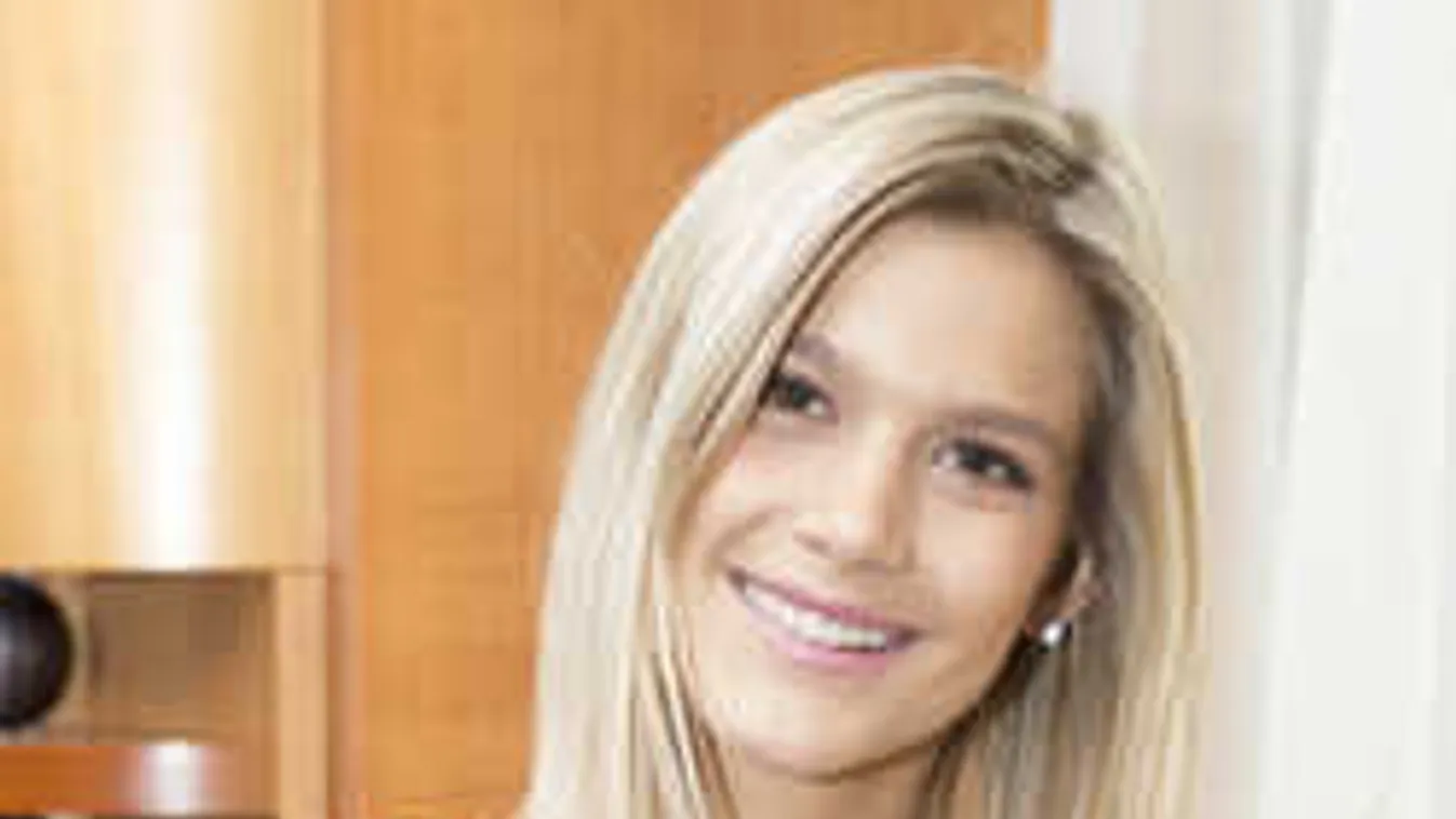 Itt a bizonyíték: Weisz Fanni lábai előtt hever Deadpool - Fotók