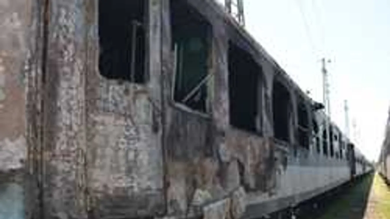 Szörnyű látvány: teljesen kiégett egy debreceni személyvonat - fotók