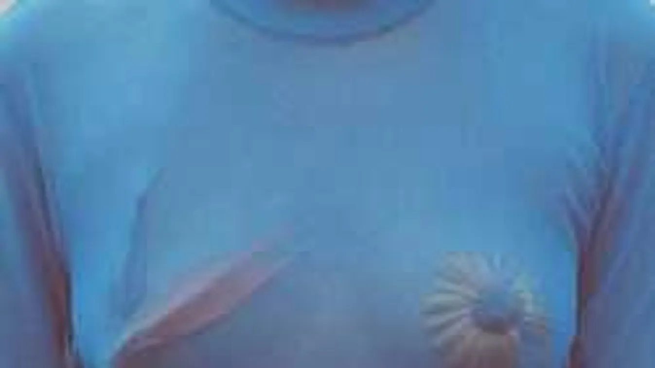 Virágba borul a női mell: Erre kell számítani 2018 nyarán!