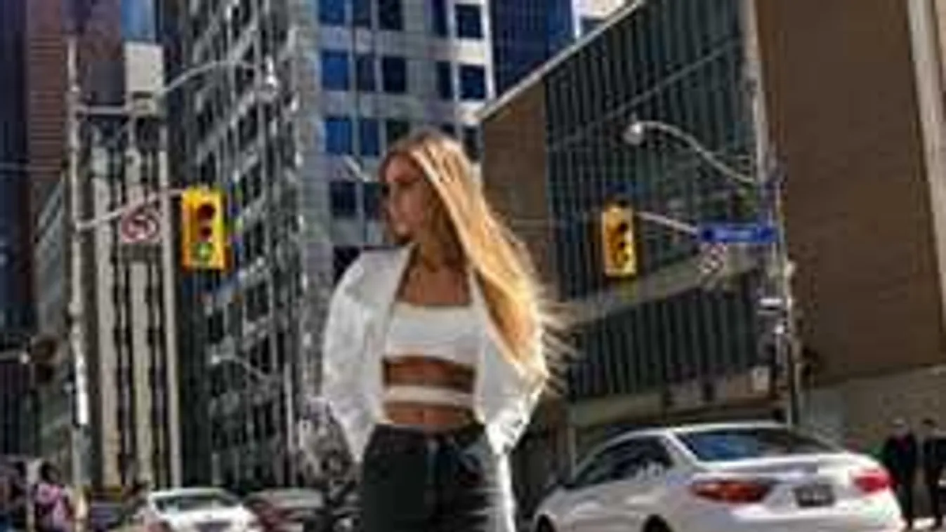 Megvillantotta formás cicijét legújabb videójában a fiatal modell!