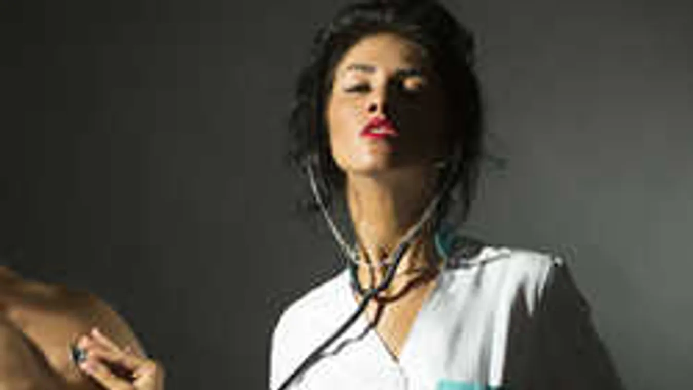 Megmutatta tangás popsiját a csinos nővérke