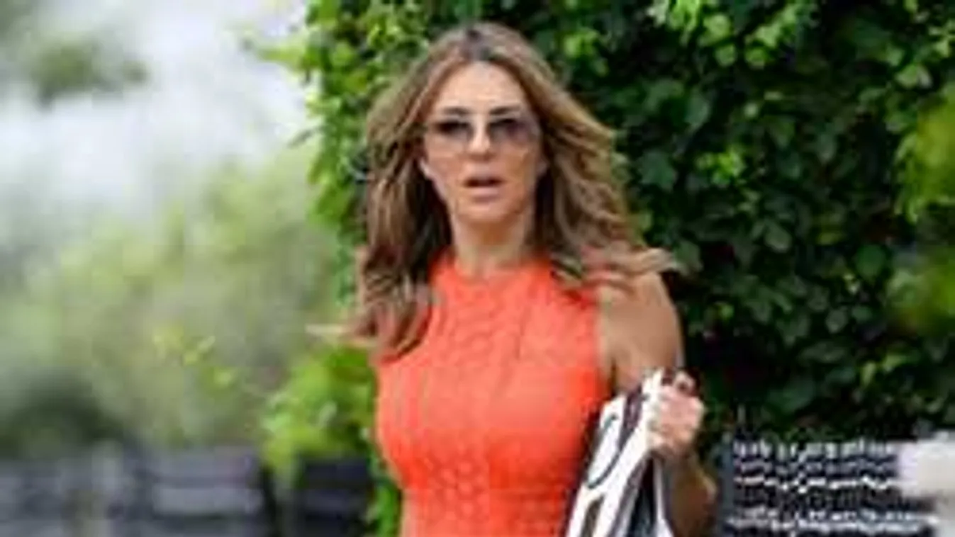 Eláll a szavad: teljesen átlátszó ruhában pózol az 52 éves sztáranyuka