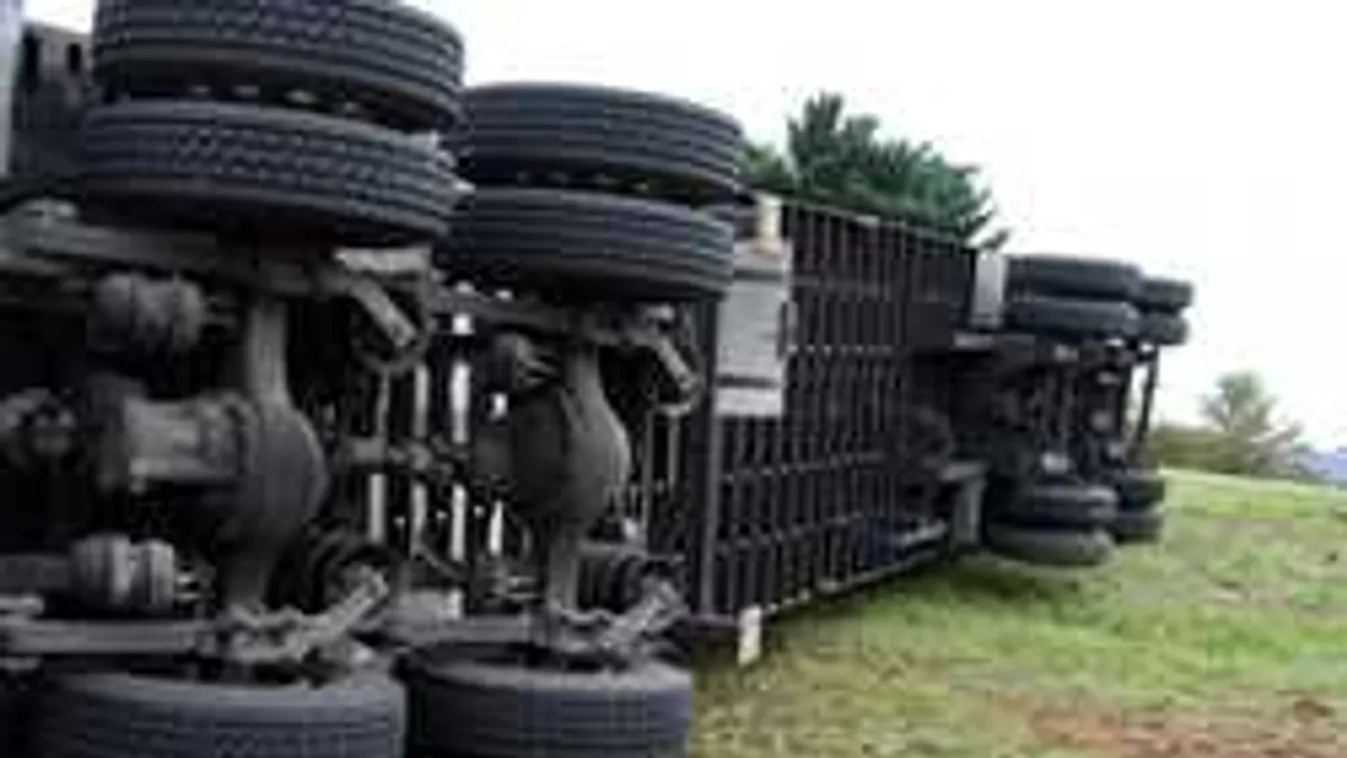 Útlezárás a 44-es főúton: Kamion ütközött, több sérült van