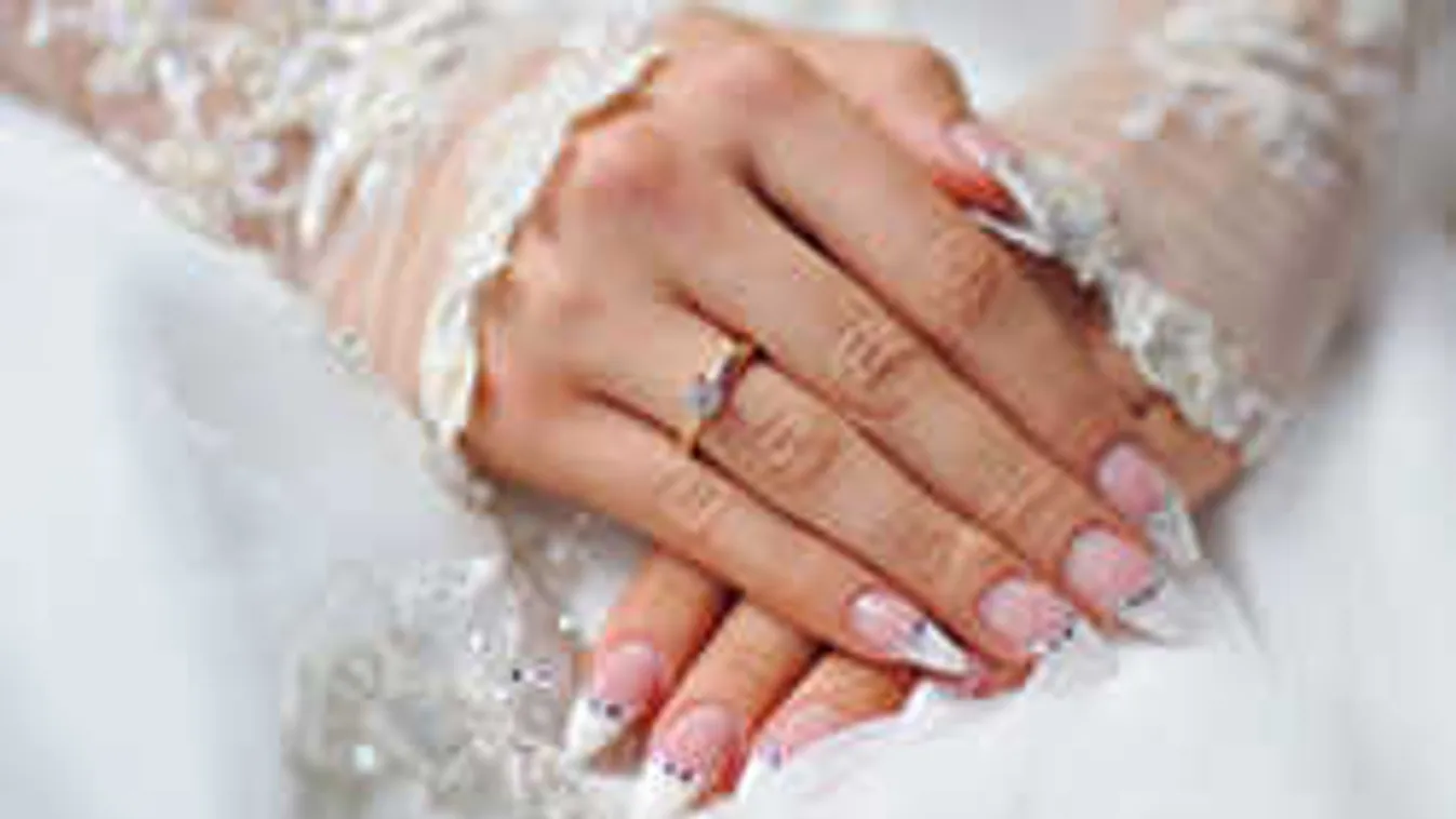 Így mutatják meg újabban eljegyzési gyűrűjüket a nők