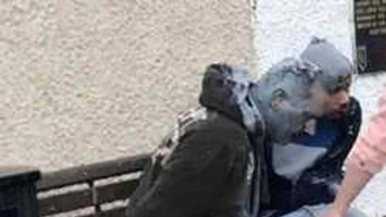 Brutálisan megverték a helyiek a két körözött pedofilt - Videó