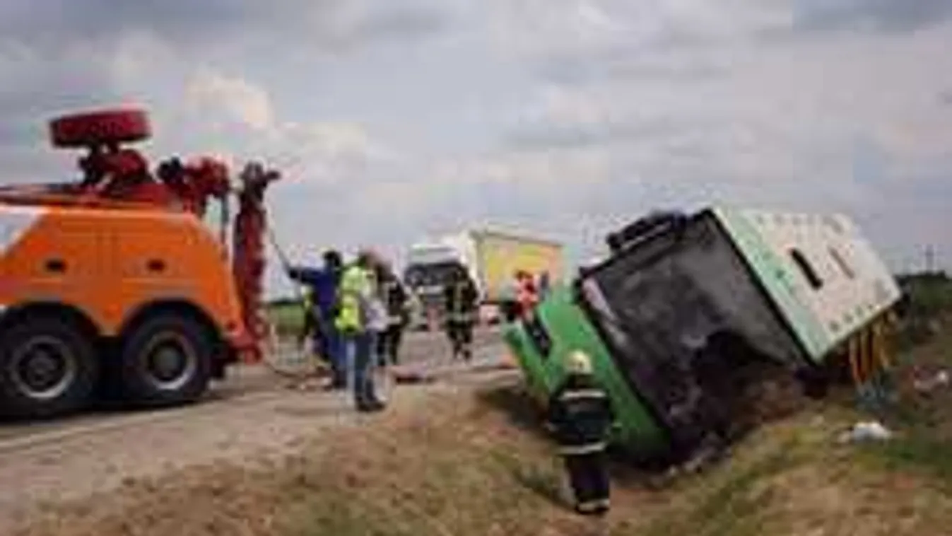 Megint elaludt egy buszsofőr, hajszálon múlt a tömegkatasztrófa