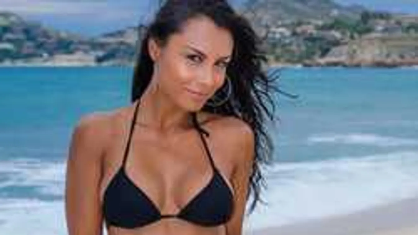 Bugyi nélkül ébredt, terpeszben ült az ágyban a brutál mellű bombázó