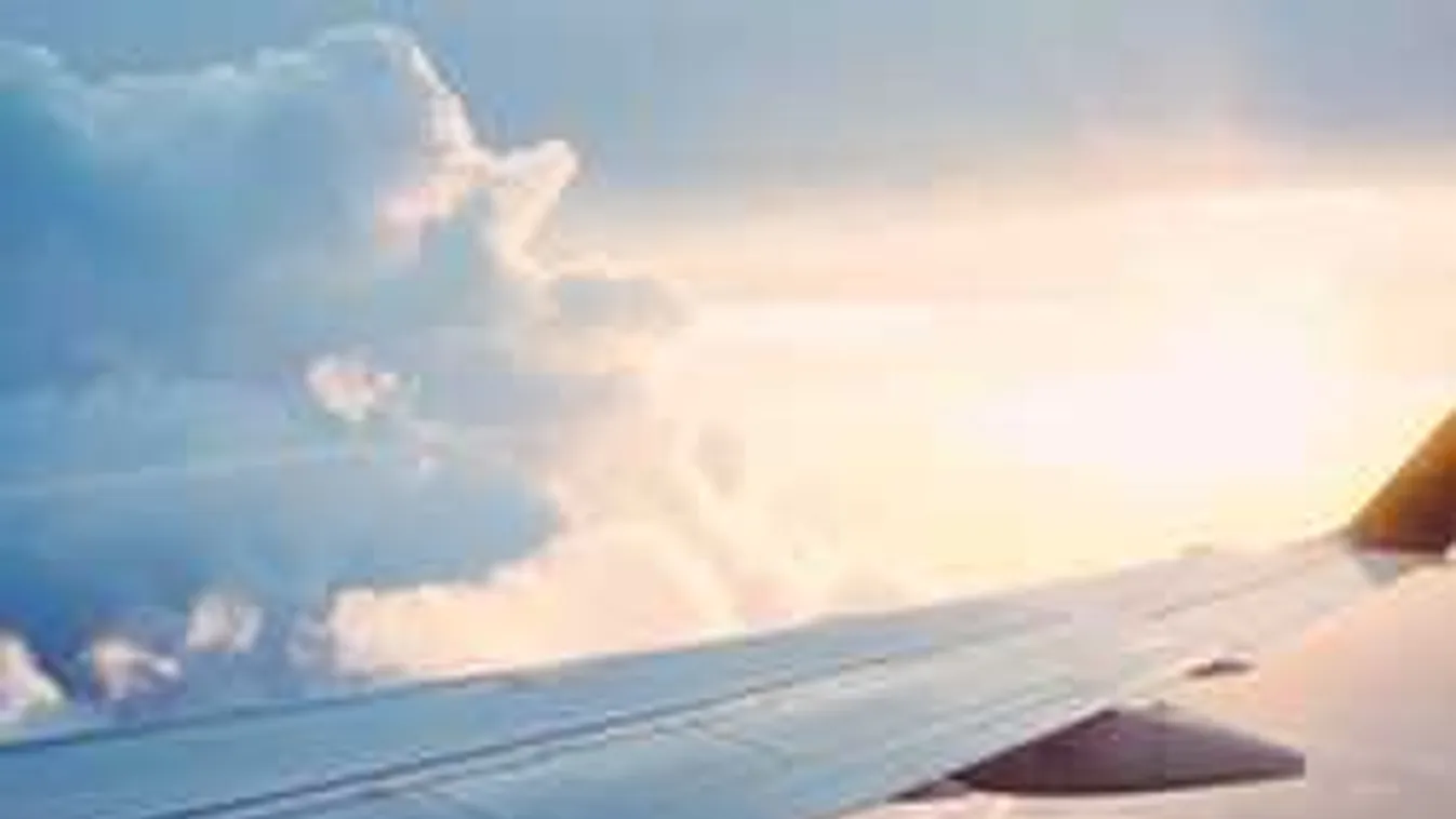 Sokkot kaptak az utasok: anyaszült meztelen férfi őrjöngött a repülőn